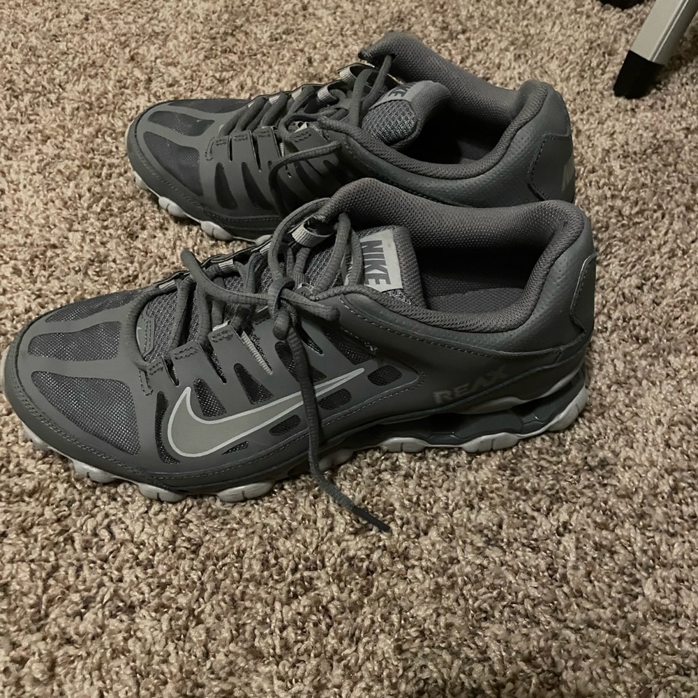 Nike Reax 8 TR gray athletic Shoes
